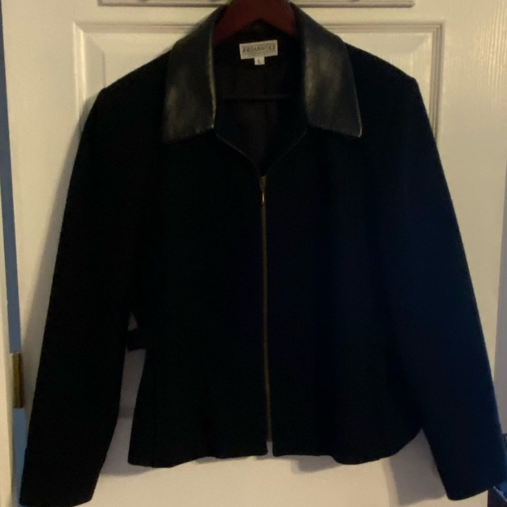 Wool short jacket with leather collar